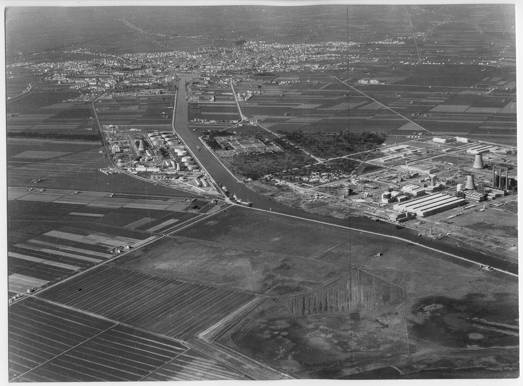 Porto fluviale e stabilimento petrolchimico